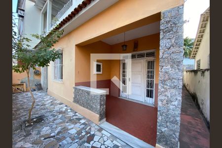 Casa à venda com 200m², 6 quartos e 3 vagas Casa à venda com 200m², 6 quartos e 3 vagasFrente