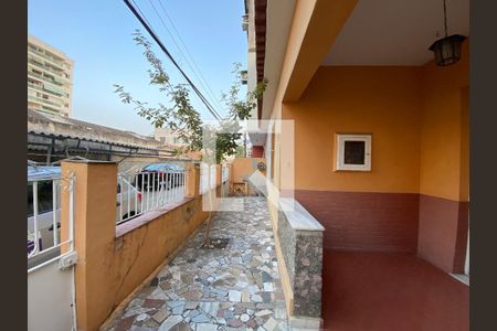 Casa à venda com 200m², 6 quartos e 3 vagas Casa à venda com 200m², 6 quartos e 3 vagasFrente