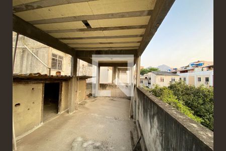 Casa à venda com 200m², 6 quartos e 3 vagas Casa à venda com 200m², 6 quartos e 3 vagasTerraço