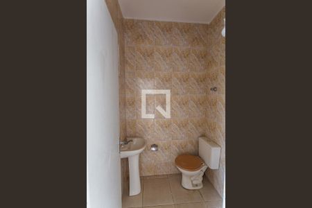 Casa à venda com 299m², 5 quartos e 4 vagasBanheiro da Suíte 2 na Casa dos Fundos