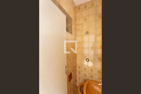 Casa à venda com 299m², 5 quartos e 4 vagasLavabo da Suíte 3 na Casa dos Fundos