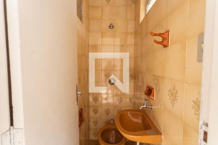 Casa à venda com 299m², 5 quartos e 4 vagasLavabo da Suíte 3 na Casa dos Fundos