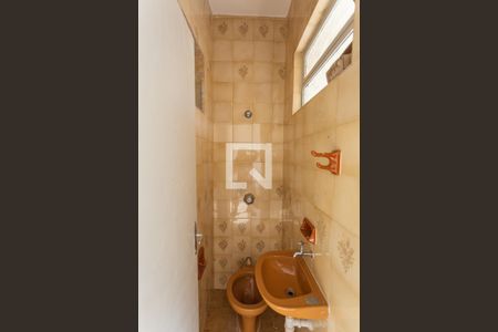 Casa à venda com 299m², 5 quartos e 4 vagasLavabo da Suíte 3 na Casa dos Fundos