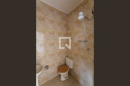 Casa à venda com 299m², 5 quartos e 4 vagasBanheiro da Suíte 2 na Casa dos Fundos