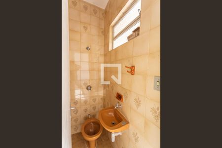 Casa à venda com 299m², 5 quartos e 4 vagasLavabo da Suíte 3 na Casa dos Fundos