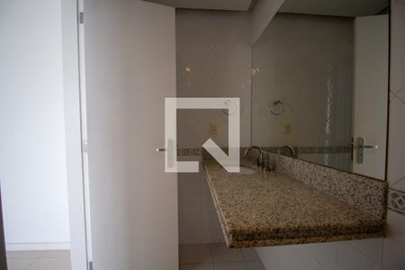 Apartamento para alugar com 200m², 3 quartos e 2 vagas Apartamento para alugar com 200m², 3 quartos e 2 vagasBanheiro da Suíte 1