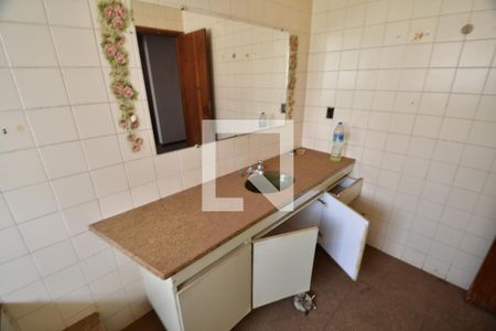 Casa à venda com 450m², 3 quartos e 4 vagasBanheiro Suíte 2