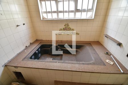 Casa à venda com 450m², 3 quartos e 4 vagasBanheiro Suíte 2