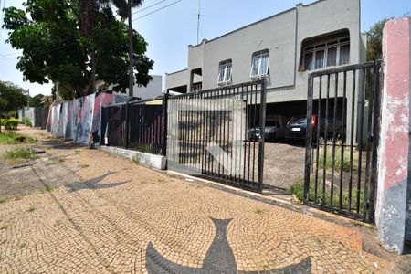 Casa à venda com 450m², 3 quartos e 4 vagasFachada / Garagem