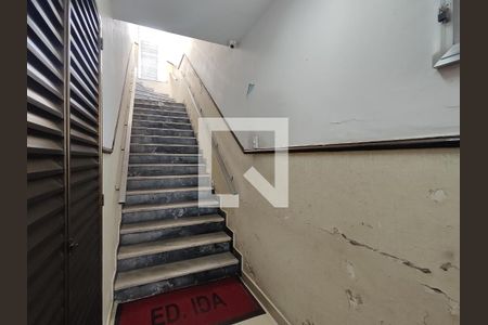 Apartamento à venda com 60m², 2 quartos e sem vaga Apartamento à venda com 60m², 2 quartos e sem vagaEscada