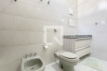 Casa para alugar com 320m², 5 quartos e 4 vagas Casa para alugar com 320m², 5 quartos e 4 vagasBanheiro Social
