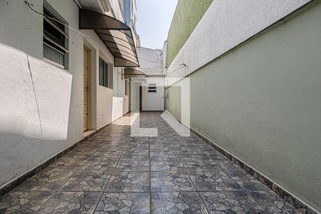 Casa à venda com 120m², 2 quartos e 2 vagas Casa à venda com 120m², 2 quartos e 2 vagascorredor lateral ligando a garagem_2