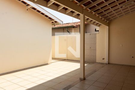 Casa à venda com 135m², 3 quartos e 3 vagas Casa à venda com 135m², 3 quartos e 3 vagasÁREA EXTERNA FUNDOS