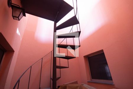 Casa à venda com 350m², 3 quartos e 3 vagas Casa à venda com 350m², 3 quartos e 3 vagasEscada