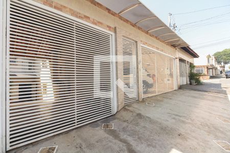 Casa à venda com 260m², 4 quartos e 6 vagas Casa à venda com 260m², 4 quartos e 6 vagasFachada