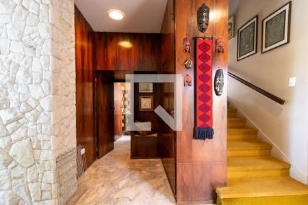 Casa para alugar com 420m², 4 quartos e sem vaga Casa para alugar com 420m², 4 quartos e sem vagaEscada