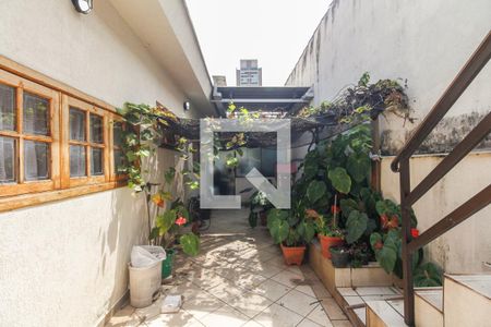 Casa à venda com 180m², 2 quartos e 3 vagas Casa à venda com 180m², 2 quartos e 3 vagasQuintal