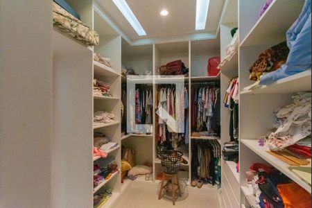 Casa de condomínio para alugar com 330m², 5 quartos e 6 vagas Casa de condomínio para alugar com 330m², 5 quartos e 6 vagasCloset da Suíte 1