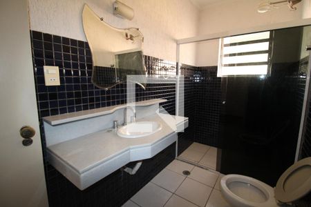 Casa à venda com 240m², 4 quartos e 4 vagasBanheiro 1