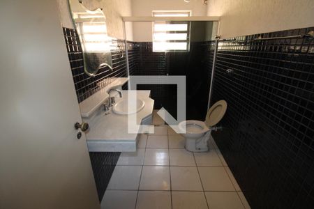 Casa à venda com 240m², 4 quartos e 4 vagasBanheiro 1