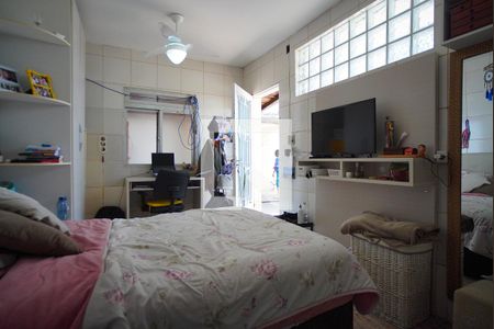 Casa à venda com 360m², 4 quartos e 4 vagasSuíte - Fundos