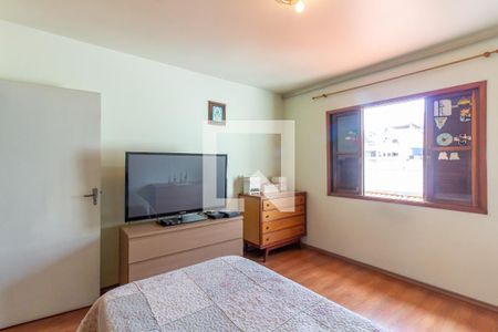 Casa à venda com 363m², 4 quartos e 4 vagas Casa à venda com 363m², 4 quartos e 4 vagasQuarto 4