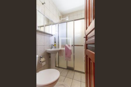 Casa à venda com 363m², 4 quartos e 4 vagas Casa à venda com 363m², 4 quartos e 4 vagasBanheiro da edícula