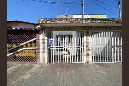 Casa à venda com 172m², 3 quartos e 4 vagas Casa à venda com 172m², 3 quartos e 4 vagasFachada