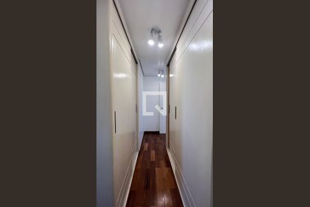 Apartamento à venda com 307m², 4 quartos e 4 vagas Apartamento à venda com 307m², 4 quartos e 4 vagasCloset da suíte 4