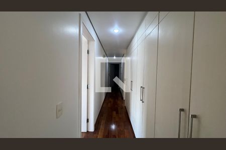 Apartamento à venda com 307m², 4 quartos e 4 vagas Apartamento à venda com 307m², 4 quartos e 4 vagasCorredor