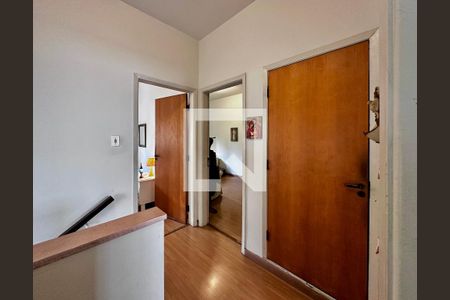 Casa à venda com 170m², 4 quartos e 2 vagas Casa à venda com 170m², 4 quartos e 2 vagasCorredor Quartos