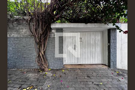 Casa à venda com 170m², 4 quartos e 2 vagas Casa à venda com 170m², 4 quartos e 2 vagasFachada