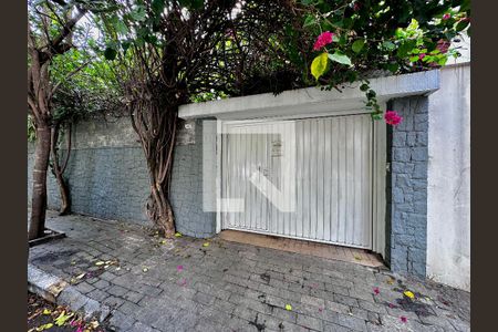 Casa à venda com 170m², 4 quartos e 2 vagas Casa à venda com 170m², 4 quartos e 2 vagasFachada