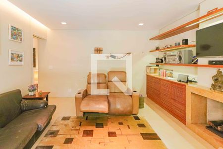 Casa à venda com 330m², 4 quartos e 4 vagas Casa à venda com 330m², 4 quartos e 4 vagasSala de TV