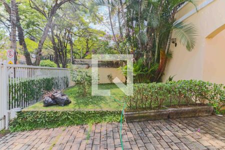 Casa à venda com 330m², 4 quartos e 4 vagas Casa à venda com 330m², 4 quartos e 4 vagasGaragem / Jardim