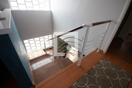 Casa à venda com 319m², 7 quartos e 5 vagas Casa à venda com 319m², 7 quartos e 5 vagasEscada