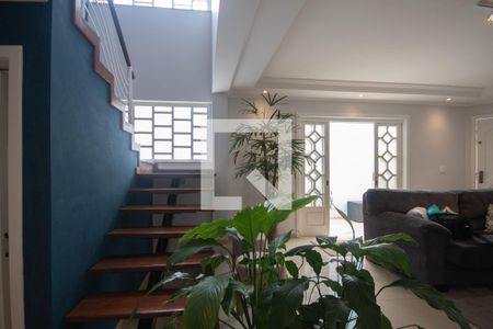 Casa à venda com 319m², 7 quartos e 5 vagas Casa à venda com 319m², 7 quartos e 5 vagasEscada