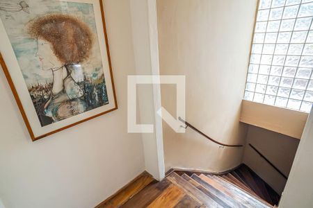 Casa para alugar com 300m², 4 quartos e 6 vagas Casa para alugar com 300m², 4 quartos e 6 vagasEscada