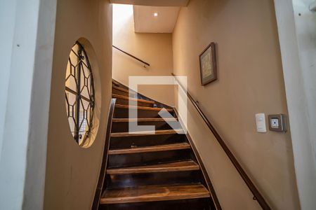 Casa para alugar com 300m², 4 quartos e 6 vagas Casa para alugar com 300m², 4 quartos e 6 vagasEscada