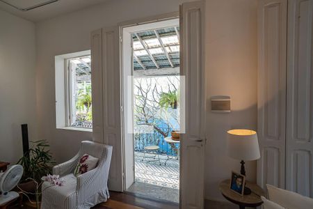 Casa para alugar com 300m², 4 quartos e 6 vagas Casa para alugar com 300m², 4 quartos e 6 vagasSala