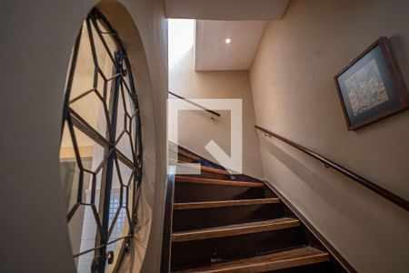 Casa para alugar com 300m², 4 quartos e 6 vagas Casa para alugar com 300m², 4 quartos e 6 vagasEscada