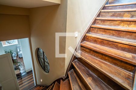 Casa para alugar com 300m², 4 quartos e 6 vagas Casa para alugar com 300m², 4 quartos e 6 vagasEscada