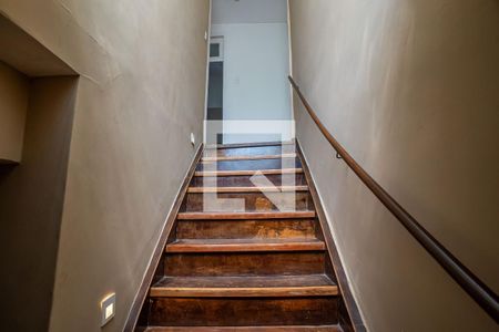 Casa para alugar com 300m², 4 quartos e 6 vagas Casa para alugar com 300m², 4 quartos e 6 vagasEscada