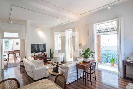 Casa para alugar com 300m², 4 quartos e 6 vagas Casa para alugar com 300m², 4 quartos e 6 vagasSala