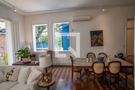 Casa para alugar com 300m², 4 quartos e 6 vagas Casa para alugar com 300m², 4 quartos e 6 vagasSala