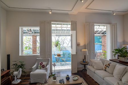 Casa para alugar com 300m², 4 quartos e 6 vagas Casa para alugar com 300m², 4 quartos e 6 vagasSala