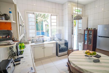 Casa para alugar com 300m², 4 quartos e 6 vagas Casa para alugar com 300m², 4 quartos e 6 vagasCozinha