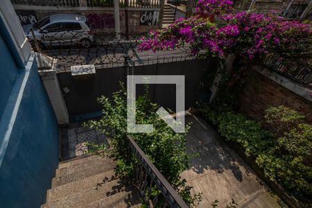 Casa para alugar com 300m², 4 quartos e 6 vagas Casa para alugar com 300m², 4 quartos e 6 vagasEscada