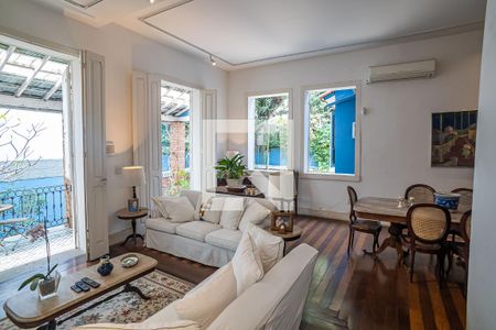 Casa para alugar com 300m², 4 quartos e 6 vagas Casa para alugar com 300m², 4 quartos e 6 vagasSala