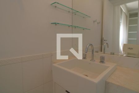 Apartamento à venda com 433m², 4 quartos e 5 vagasPia banheiro da suíte 3